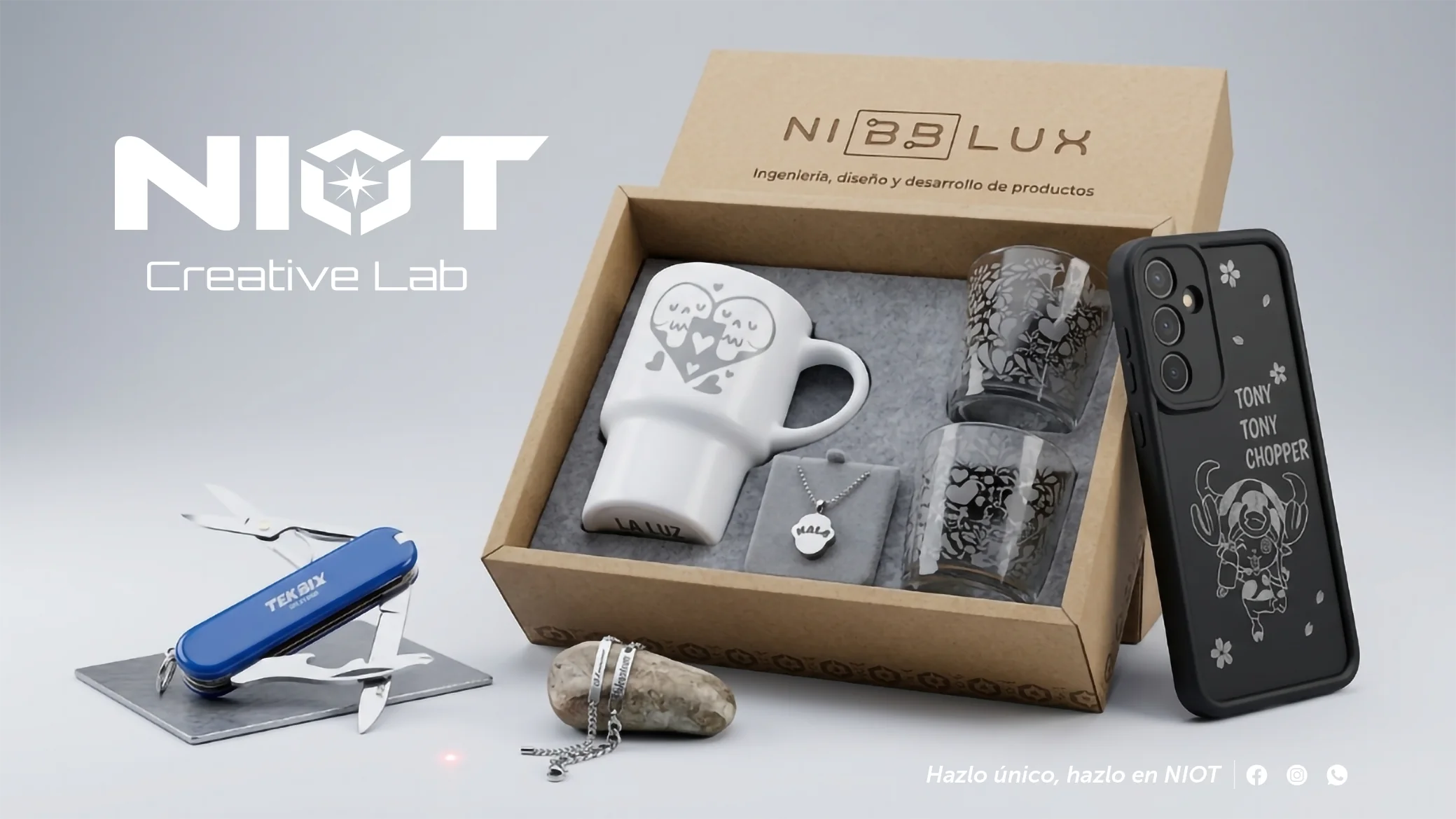 Kit corporativo NIOT: caja NIBBLUX con taza grabada, vasos láser, dije personalizado, navaja TEKBIX y funda con grabado, sobre fondo gris claro.